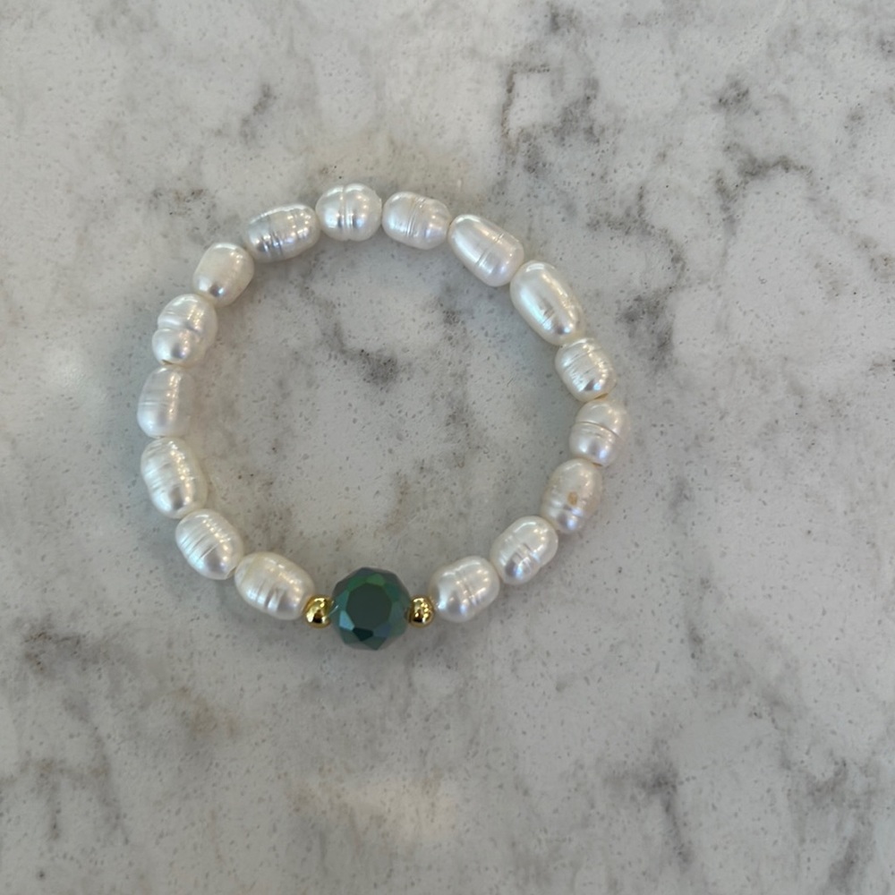 Elastic beaded bracelet with faceted jewel